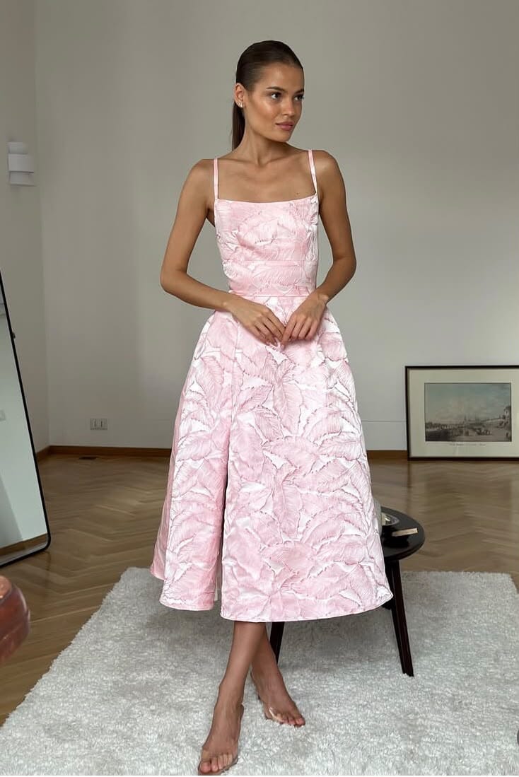 A strap dress with a jacquard slit